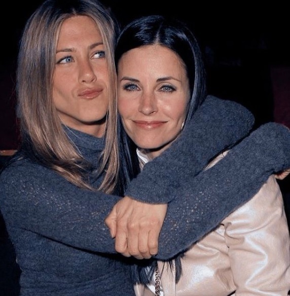 jennifer aniston si courteney cox stau imbratisate