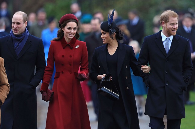 printul harry si meghan markle, alaturi de printul william si kate middleton merg impreuna pe trotuar