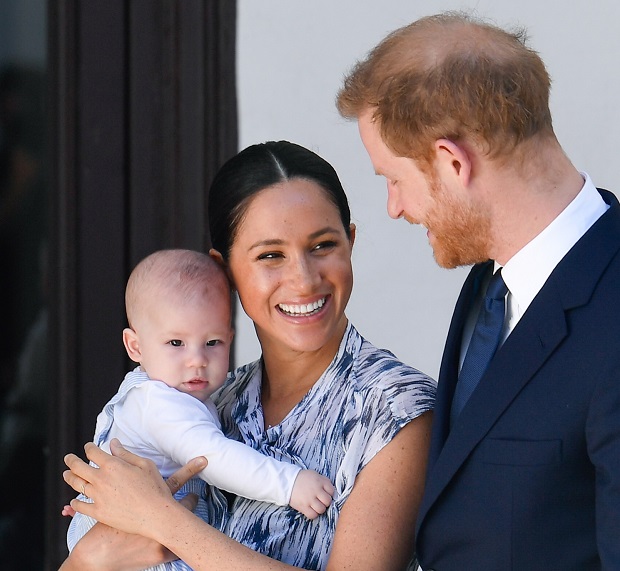 printul charles o priveste pe meghan markle care il tine in brate pe fiul lor, archie