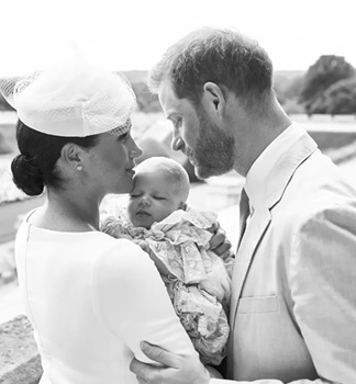 meghan markle il tine in brate pe archie, in timp ce printul harry il saruta pe frunte