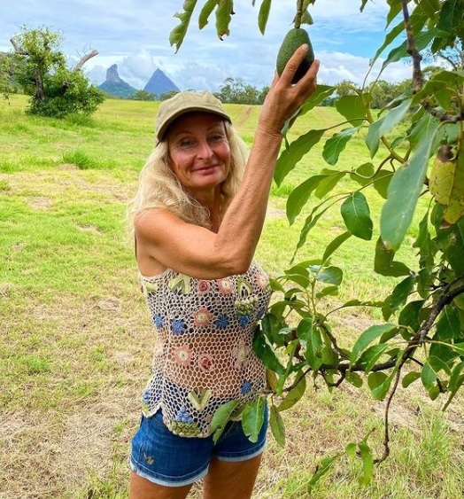 anne osborne, femeia care mananca doar fructe de aproape 30 de ani, culege un avocado din copac