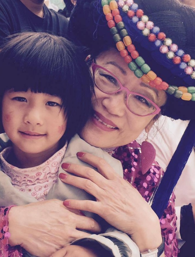 Choo Wai Hong, alături de o fetiță Mosuo