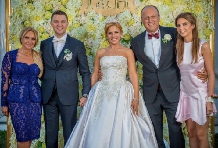 Camelia Șucu (stânga), Dan Șucu (al doilea din dreapta), Cristina Șucu (ultima din dreapta), la nunta fiicei lor, Ioana