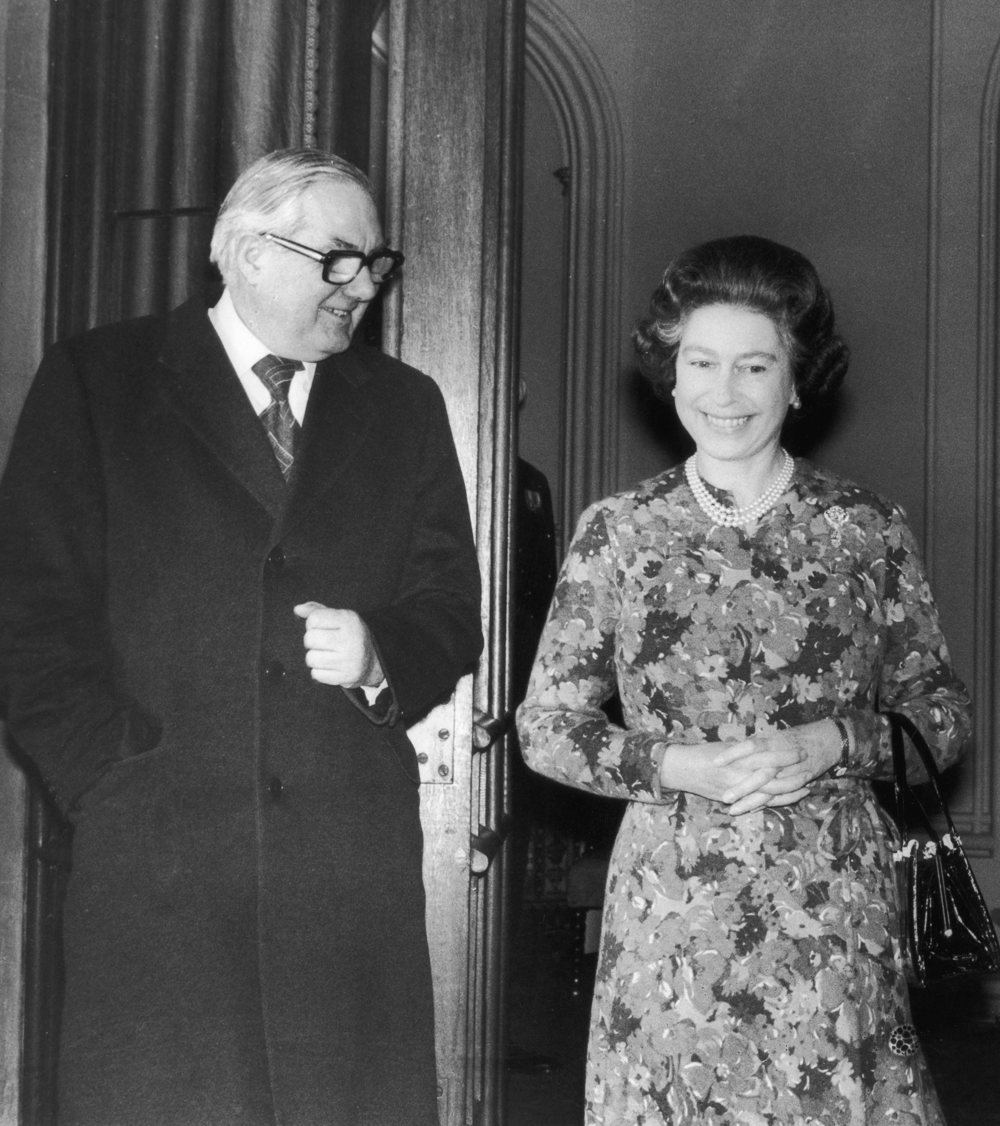 regina elisabeta a II-a, alaturi de james callaghan, in anul 1977
