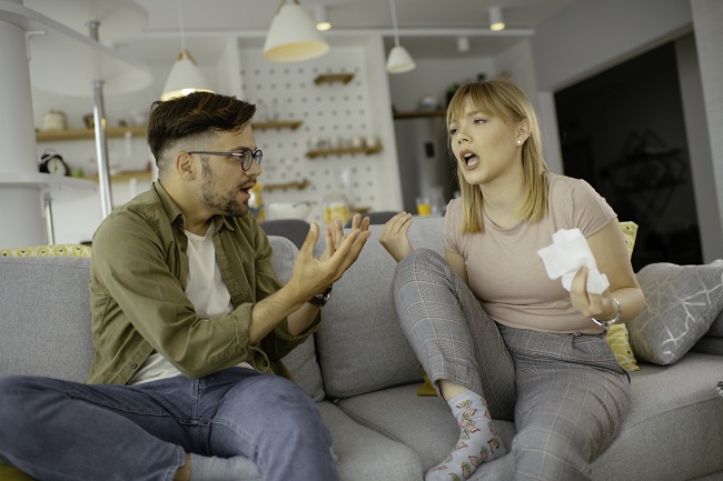 o femeie explica nervoasa ceva, in timp ce un barbat gesticuleaza si o priveste nedumerit