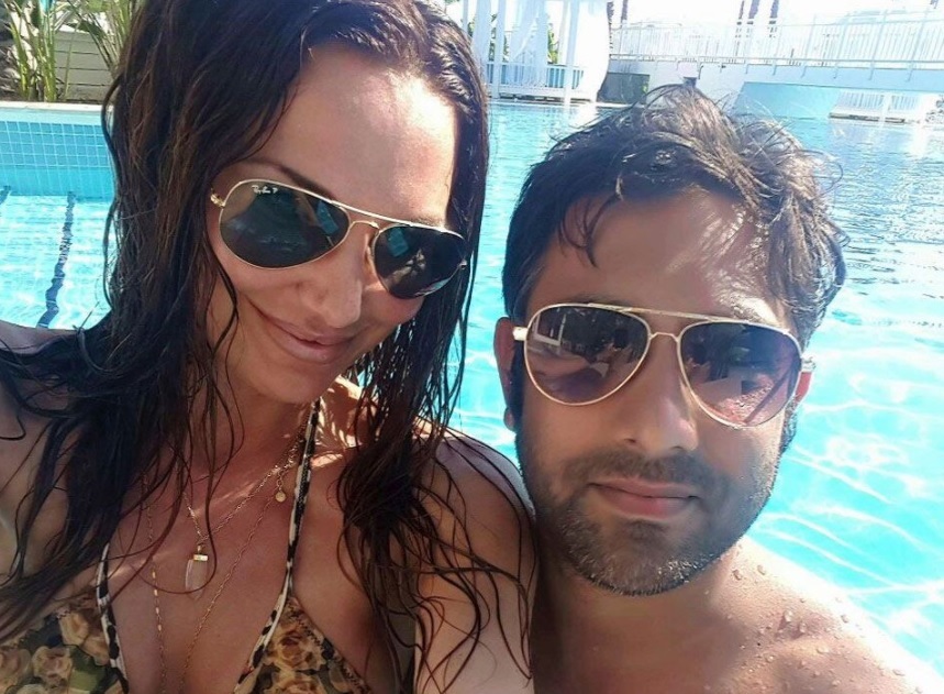 abi blake si sotul ei, sebastian swamy, stau impreuna in piscina si zambesc