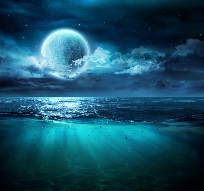 luna noua straluceste puternic pe cer, in nuante de albastru, iar in jur se afla marea 