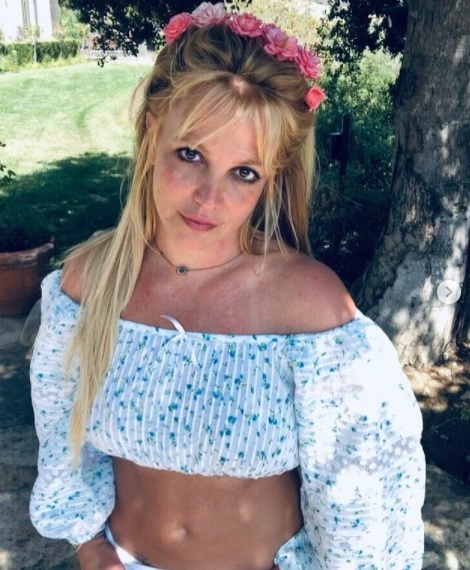 britney spears priveste drept in fata