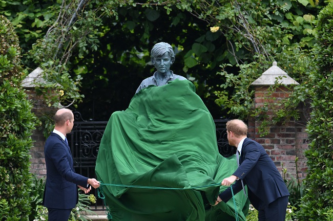 printul william si printul harry dezvaluie statuia in onoarea printesei diana, in gradina palatului kensington