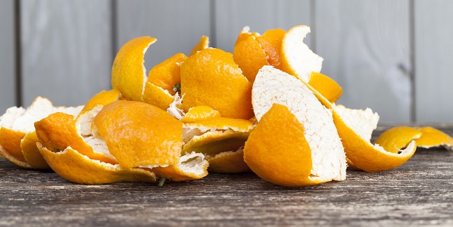 coji de portocale asezate pe o masa din lemn