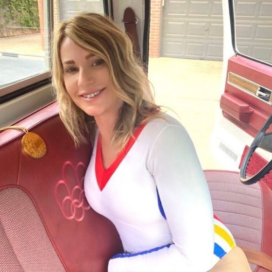 nadia comaneci imbracata cu costumul de gimnasta, la 45 de ani de cand a obtinut primul 10 din istoria gimnasticii