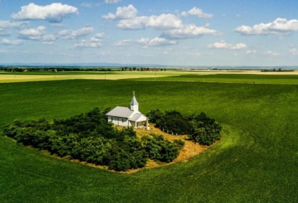 imagine cu biserica misterioasa din camp, din orasul carei