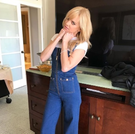 anna faris isi tine maine sub barbie si priveste in fata