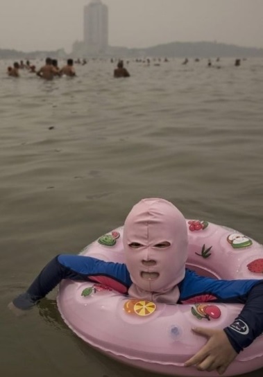 copil care inoata si poarta masca facekini