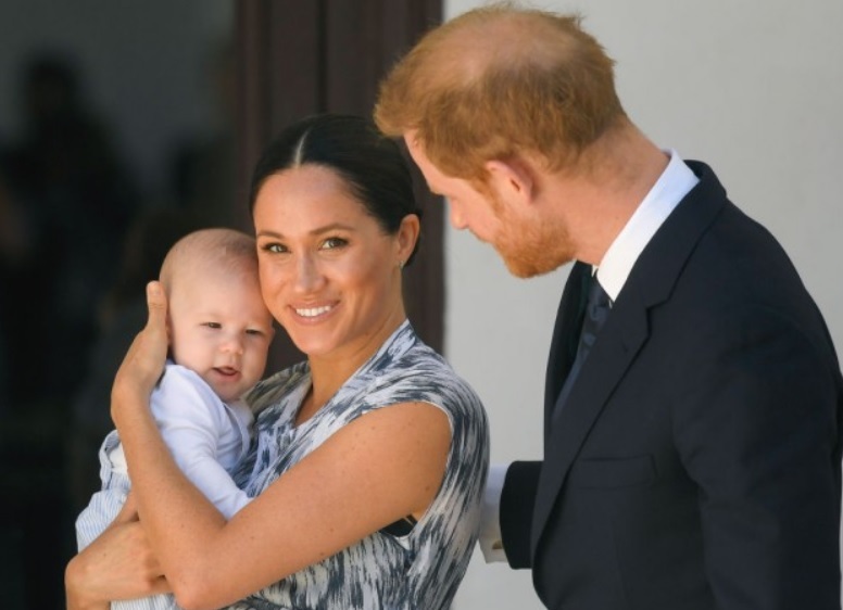 meghan markle il tine in brate pe archie, in timp ce printul harry ii priveste