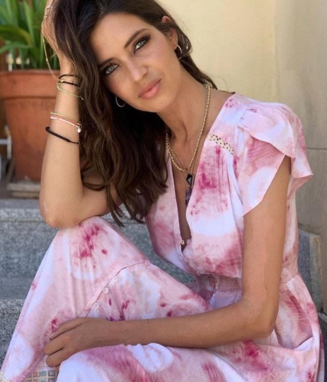 sara carbonero sta pe scaun si isi tine o mana in dreptul capului
