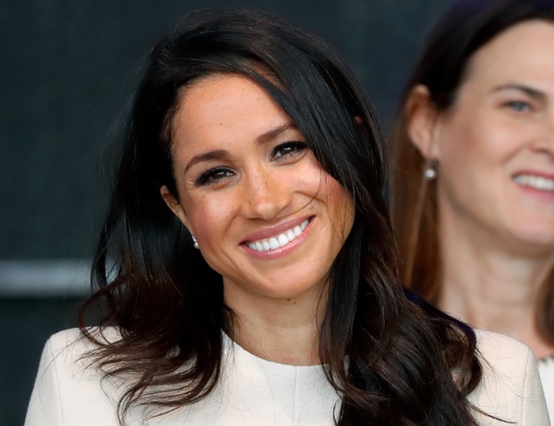 meghan markle priveste drept in fata si zambeste larg