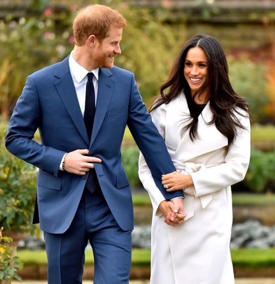 meghan markle zambeste si il tine de mana pe printul harry