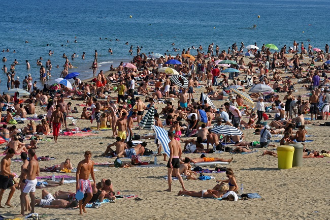 zeci de persoane pe o plaja aglomerata din bulgaria