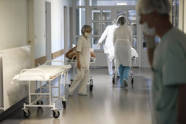 mai multi medici si asistente se plimba prin camera de garda a unui spital