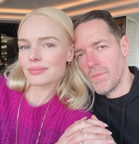 kate bosworth si sotul ei, michael polish, privesc inainte si stau asezati pe scaun