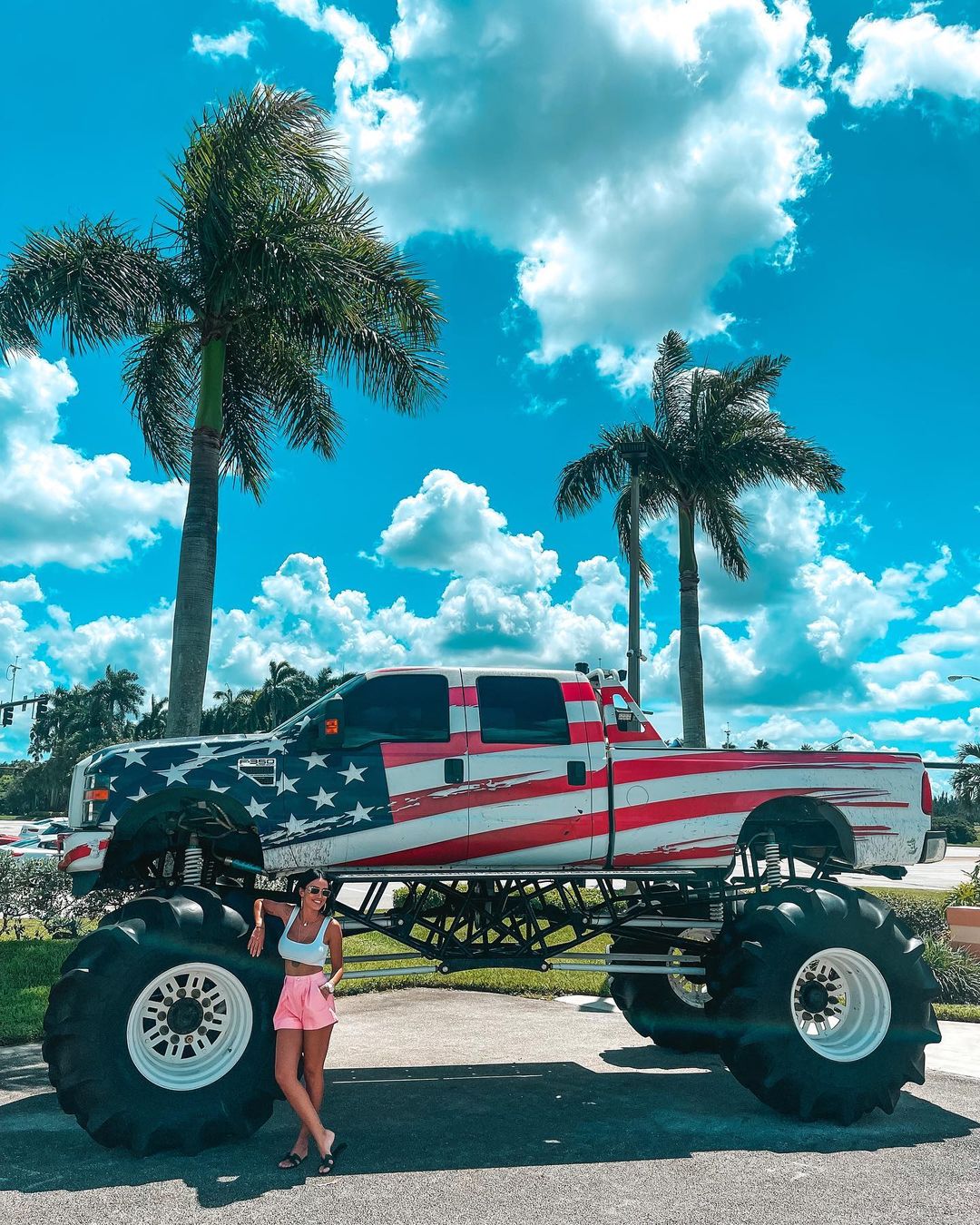 adelina pestritu s-a pozat alaturi de o camioneta, in vacanta din miami