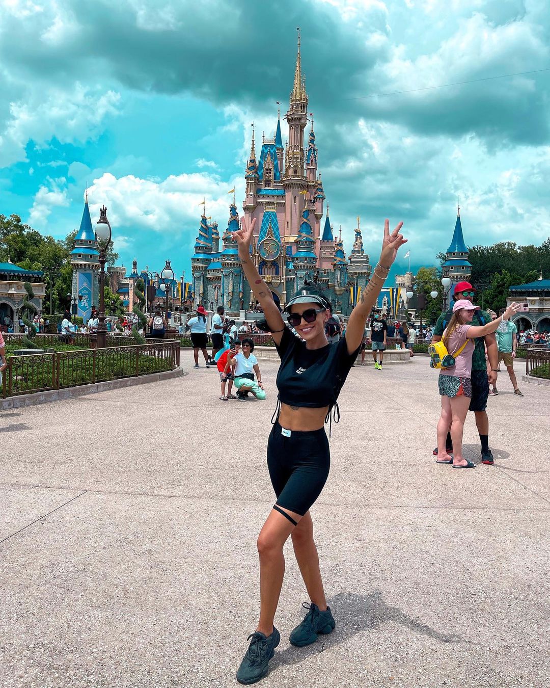 adelina pestritu a vizitat disneyland din miami