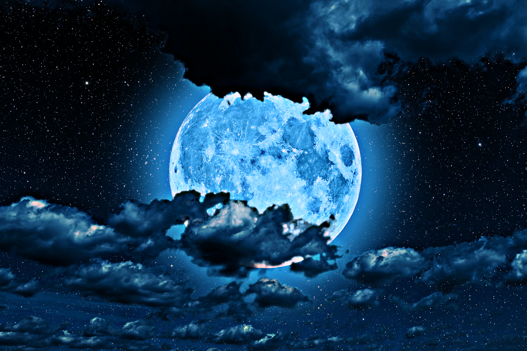 luna albastra, pe un cer instelat si cu nori proeminenti