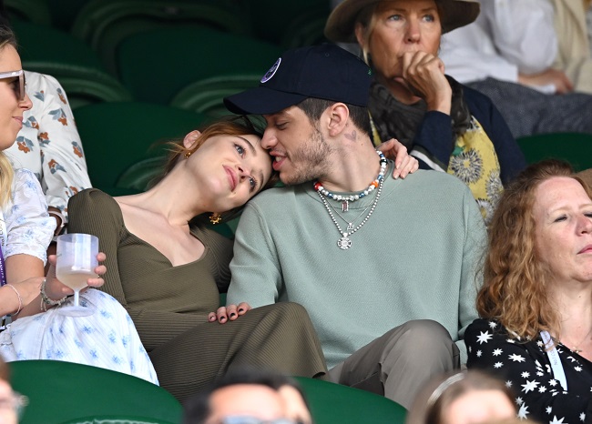 phoebe dynevor si pete davidson, impreuna la un meci de tenis pe arena wimbledon