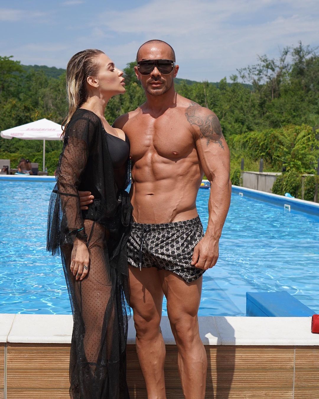 oana radu in costum de baie la piscina, alaturi de sotul ei