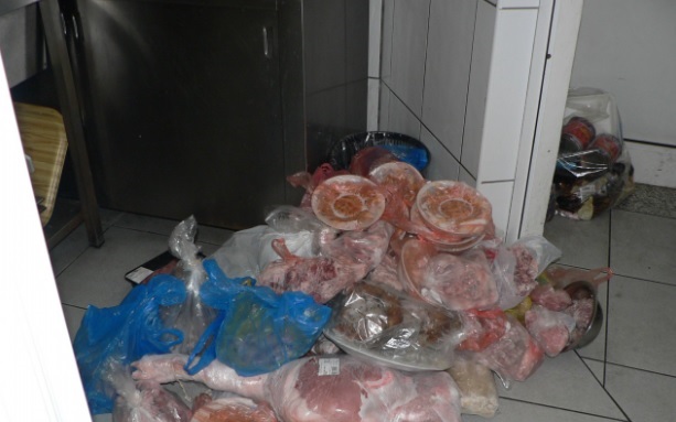 carne expirata, gasita de inspectorii anpc intr-un restaurant de pe litoral