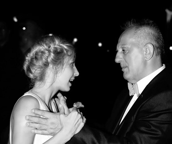 Dana Rogoz in rochie de mireasa alaturi de tatal ei, Ion Alexandru