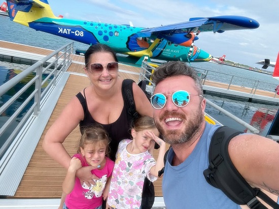 Gabriela Cristea, Tavi Clonda si fetitele lor pregatindu-se sa ia avionul in vacanta
