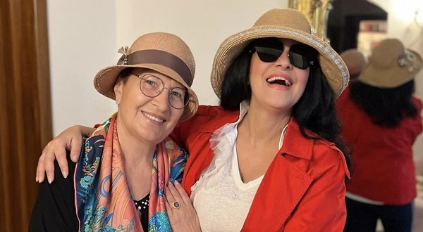 soprana Angela Gheorghiu  fericita alaturi de mama ei