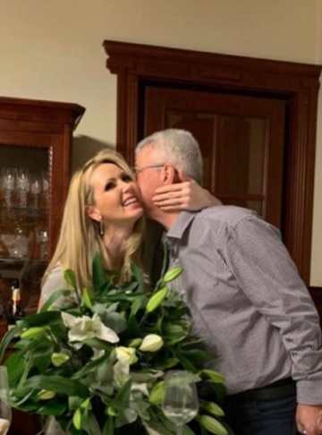 Silviu Prigoana isi saruta pe obraz sotia, Mihaela Botezatu, si ii ofera un buchet de flori