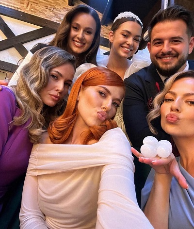 Lidia Buble la nunta surorii ei, Lorena, in poza de grup cu familia