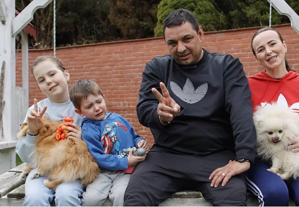 Ionel Ganea alaturi de cativa membri ai familiei sale