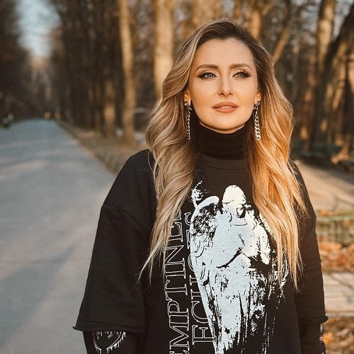 Alina Sorescu ganditoare, purtand o tinuta cu negru si alb