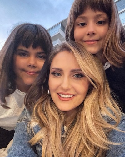 Alina Sorescu fericita alaturi de fiicele ei facand un selfie