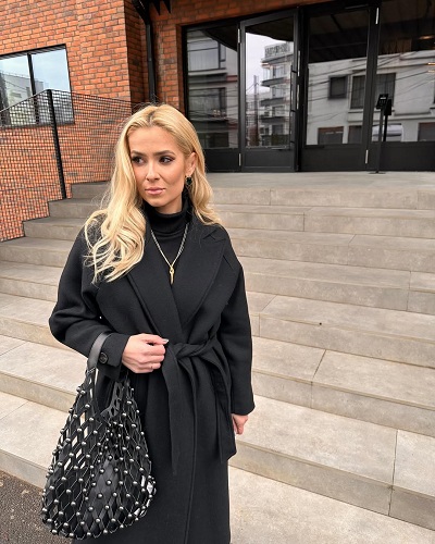 Elena Viscu, fosta sotie a lui CRBL, in tinuta all black