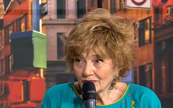 Cristina Deleanu in platoul unei emisiuni TV in bluza verde