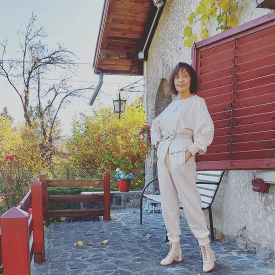 Marina Voica in curtea casei sale de la Breaza