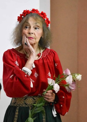 Marina Voica tinand in mana flori dupa un spectacol