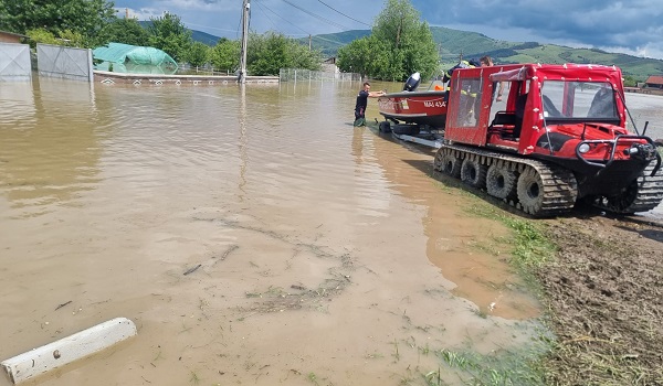 pompier in timpul unei interventii pentru inundatiile din judetul Covasna 