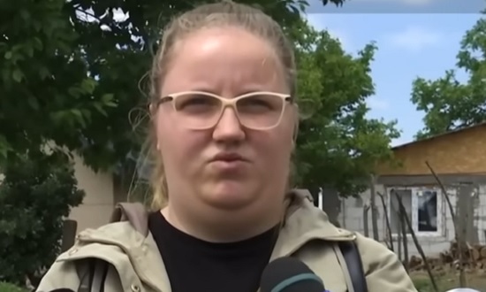 femeie tanara, blonda, cu ochelari, acordand un interviu