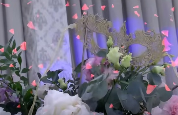 decor cu flori si masti venetiene la petrecerea de nunta a lui Dinu Maxer 