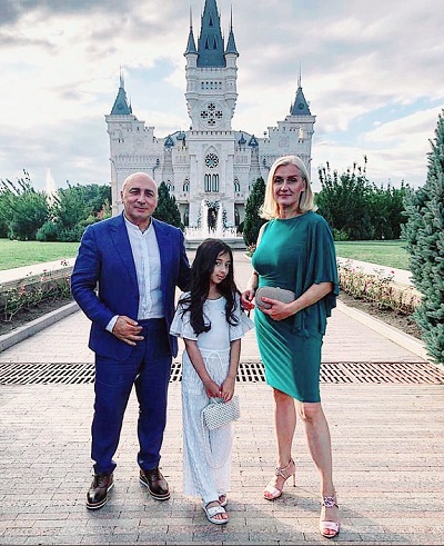 Marcel Pavel, sotia lui Violeta si fiica lor Iuvenalia in fata unui castel