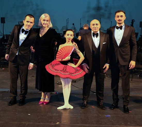 Marcel Pavel alaturi de familia lui la un concert de Craciun