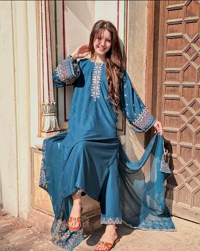 Sana Yousaf purtand un costum traditional albastru