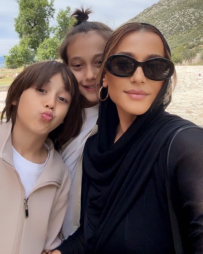 Claudia Patrascanu imbracata in negru alaturi de cei doi baieti ai ei, Gabriel si Nicolas